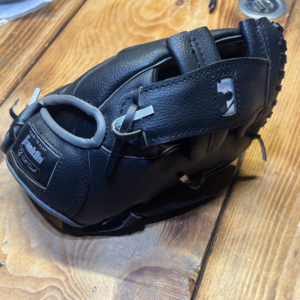 Kids Franklin black leather baseball mitt size 9.5”